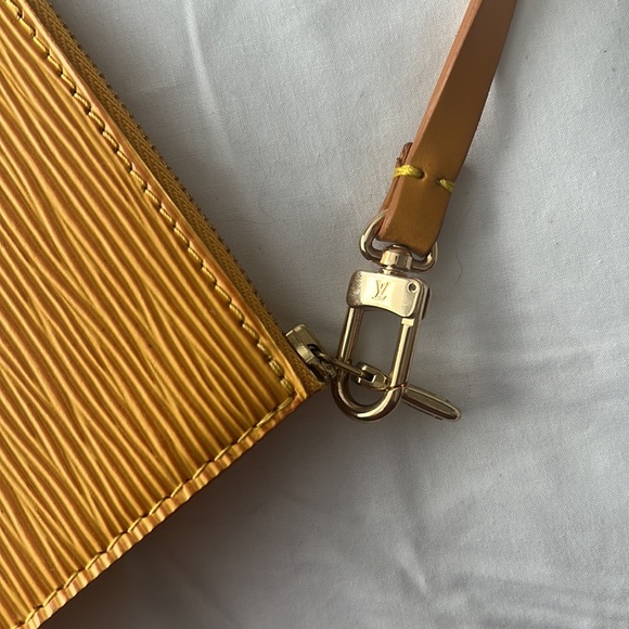 Louis Vuitton Epi Leather Pochette W/ full inclusion - Picture 3 of 15